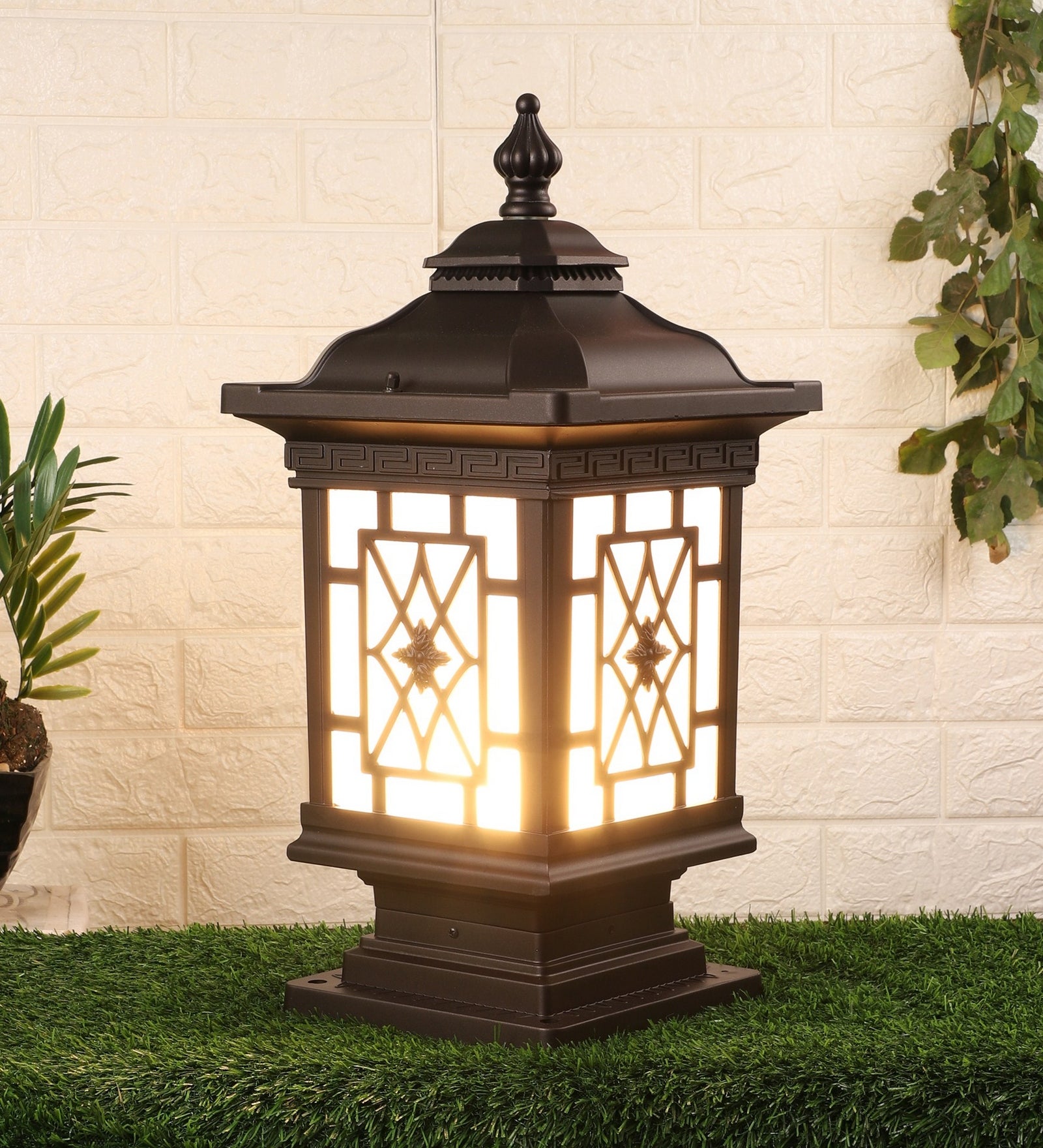 Elegant Outdoor Gate Pillar Lights for a Grand Welcome