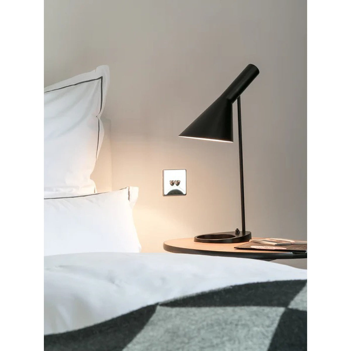 JS-GL-2567-T - Black & White Metal Modern Table Lamp