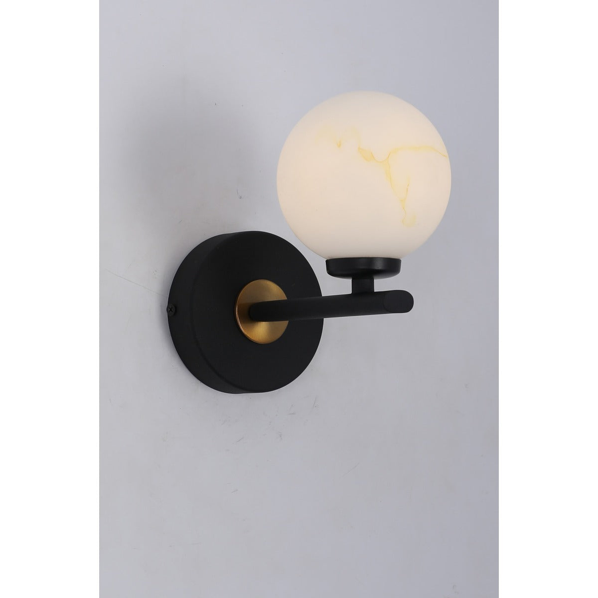 057-W 1XG9 Wall Light