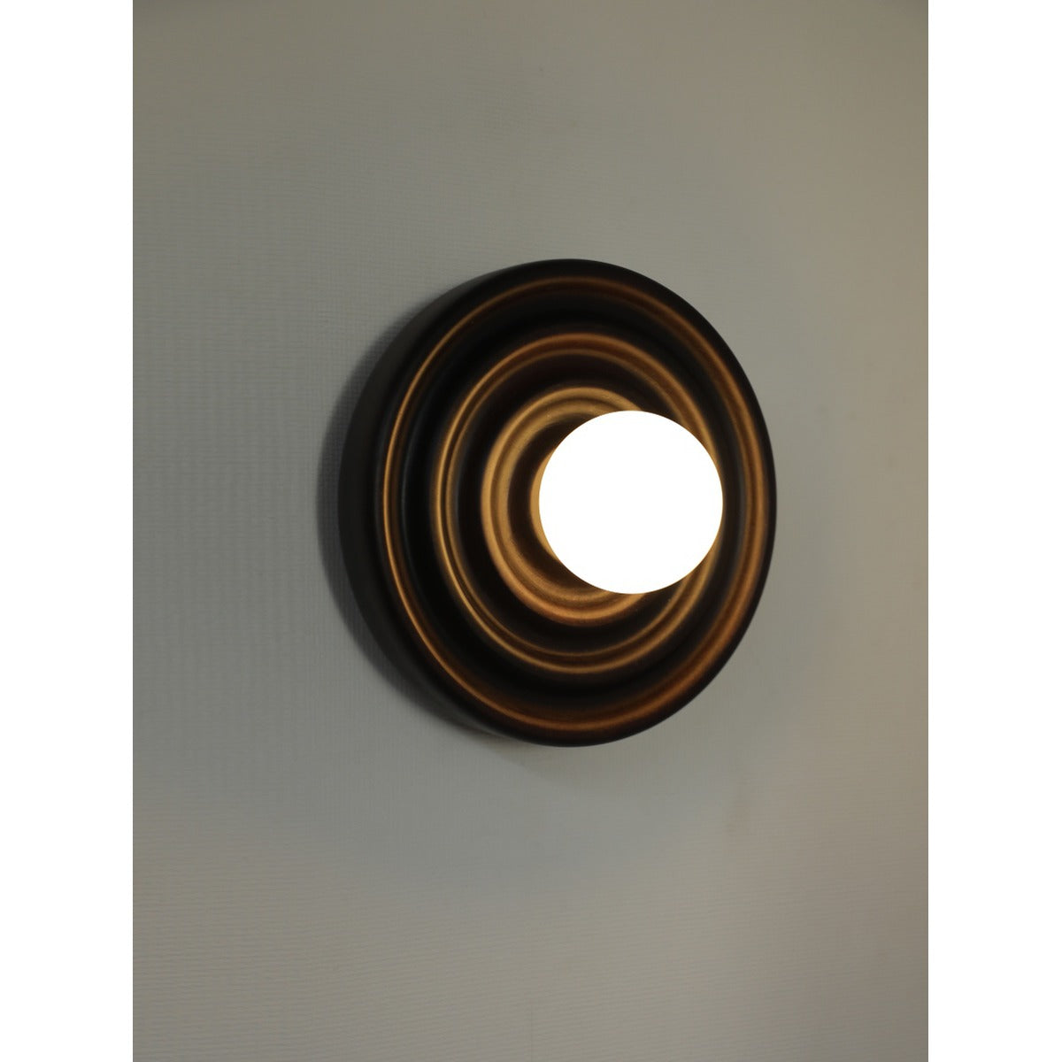 2389-W 1XG9 Wall Light