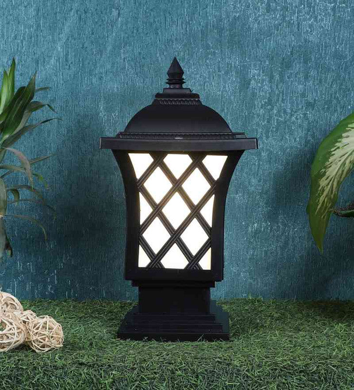 Shynara Black Aluminium Gate Light | B22 holder | Included Bulb | Elia