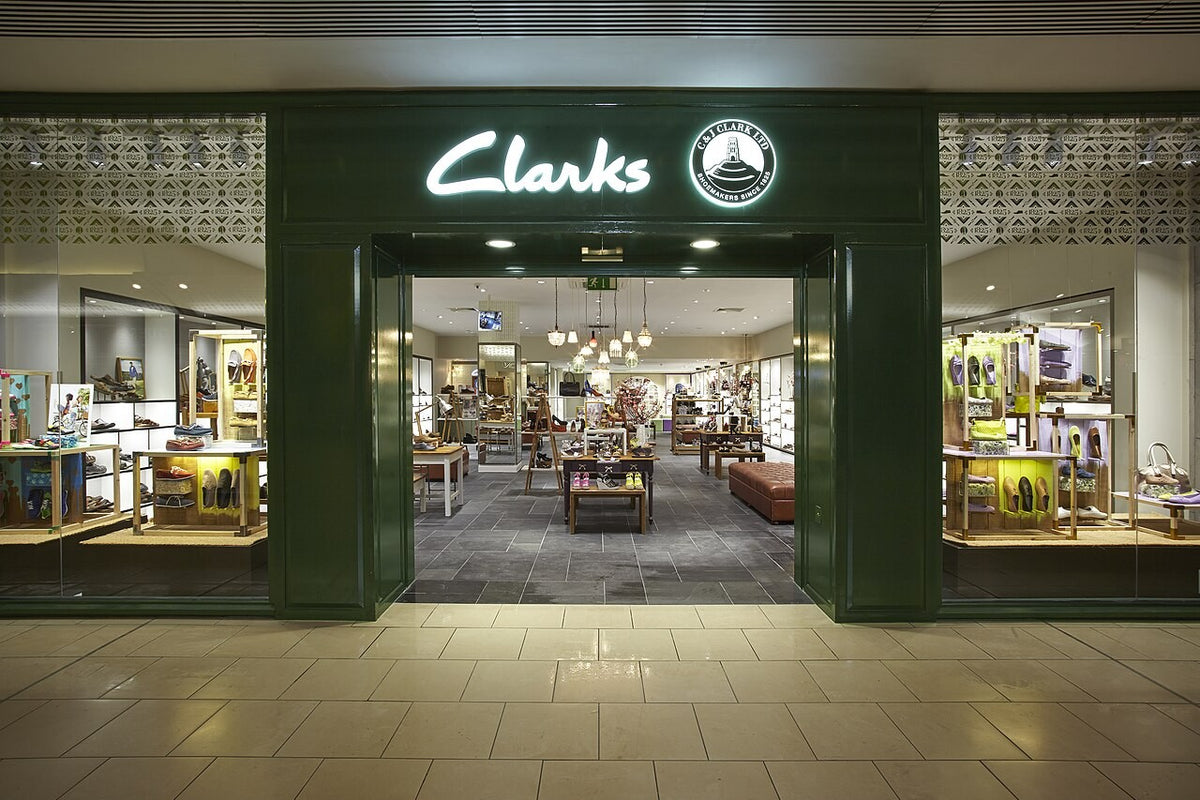 A Clarks store front with the Clarks logo – photo of a Clarks store (Photo: Wikimedia Commons / C & J Clark archive, CC BY-SA 3.0)