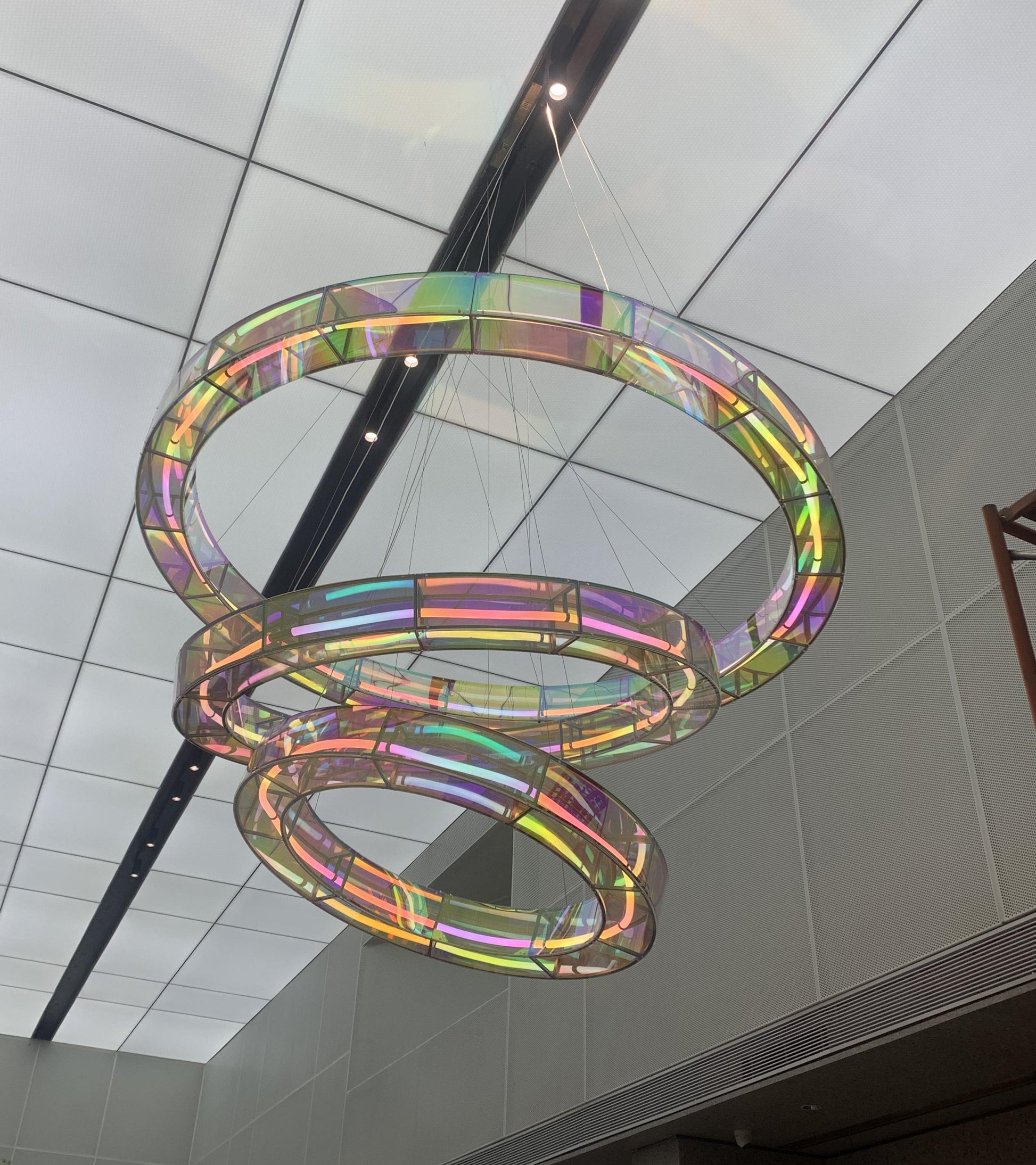 Iridescent Interlocking Rings Chandelier – A Contemporary Statement for Modern Interiors